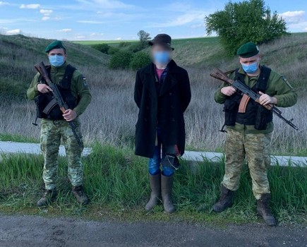 На Харьковщине поймали подростка в резиновых сапогах, который шел в поисках лучшей жизни 