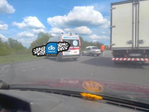 Серьезное ДТП под Харьковом: у машины снесло полсалона, есть погибшие (фото, видео)