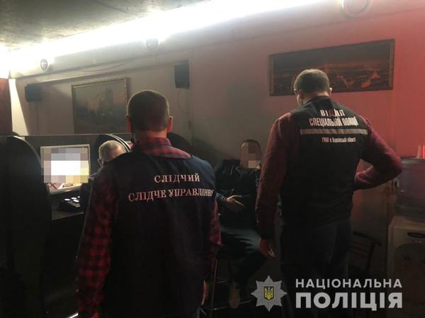 В Харькове в двух заведениях конфисковали всю выручку (фото)