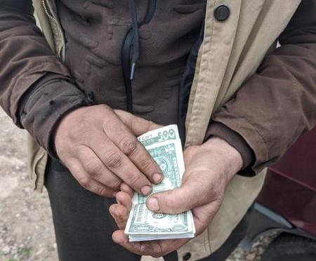 На Харьковщине мужчина поехал на рыбалку и лишился тысячи долларов (фото)