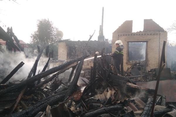 Масштабный пожар на Харьковщине: сгорело несколько домов (фото, видео)