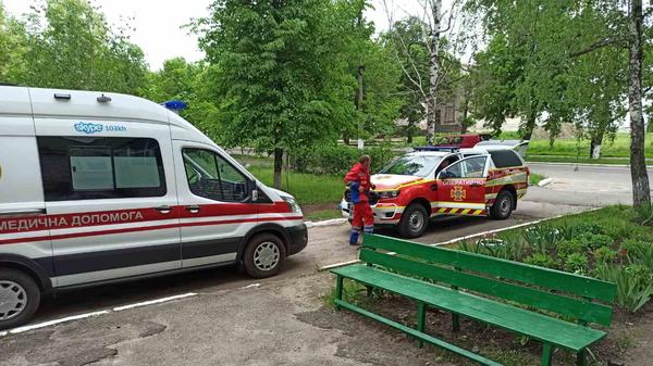 На Харьковщины спасателям, чтобы помочь старушке, пришлось взламывать дверь