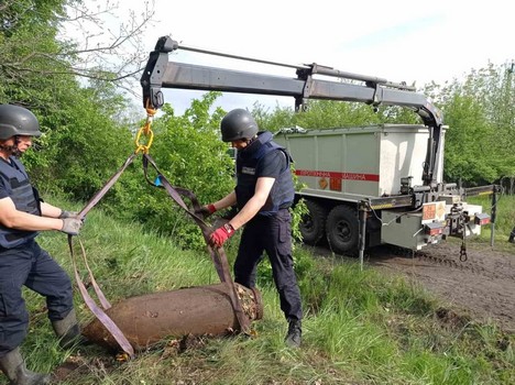 В лесу на Харьковщине обнаружили большой опасный предмет