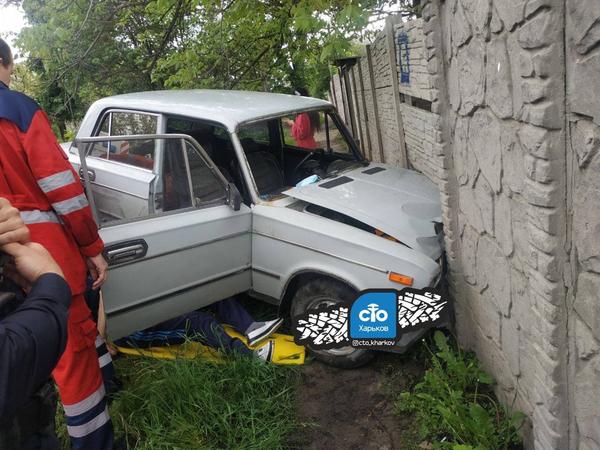 В Харькове машина врезалась в ограждение дома, есть пострадавшие (фото)