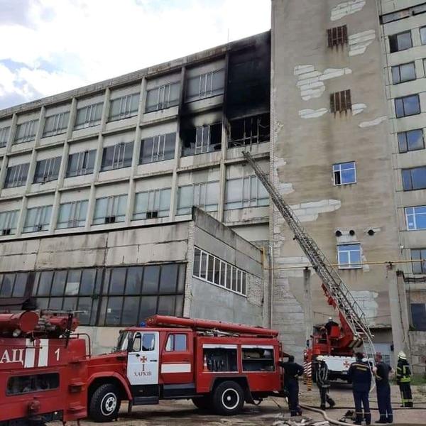Из окна валит густой дым и пламя: в Харькове горит завод (видео, дополнено)