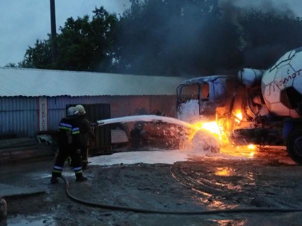 От легковых авто до грузовиков. В Харькове горели машины (фото)