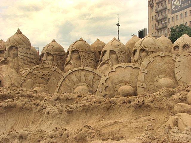 Харьков в XXI веке. 2 июня - открылся сказочный городок из песка
