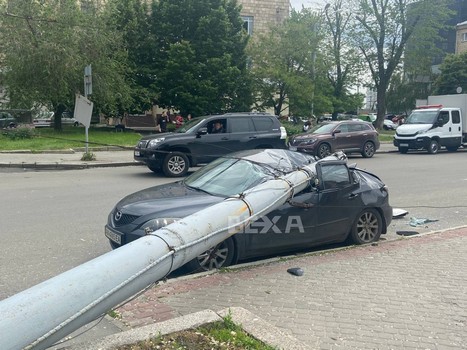 В Харькове столб упал и раздавил автомобиль (фото, видео)