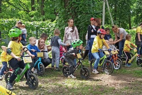 В Харькове дети устроили веселые гонки 