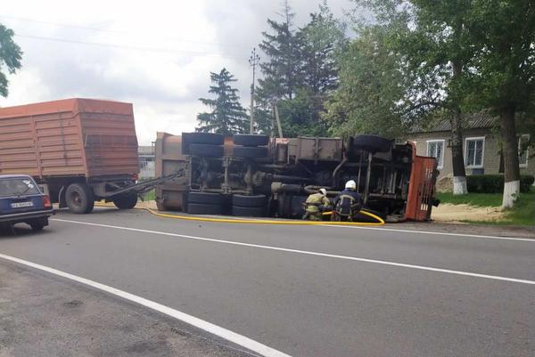 ДТП на Харьковщине: грузовик опрокинулся посреди дороги, топливо залило асфальт (фото)