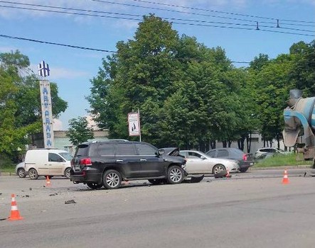 Серьезная авария в Харькове: автомобили рассыпались на части (фото, видео) 