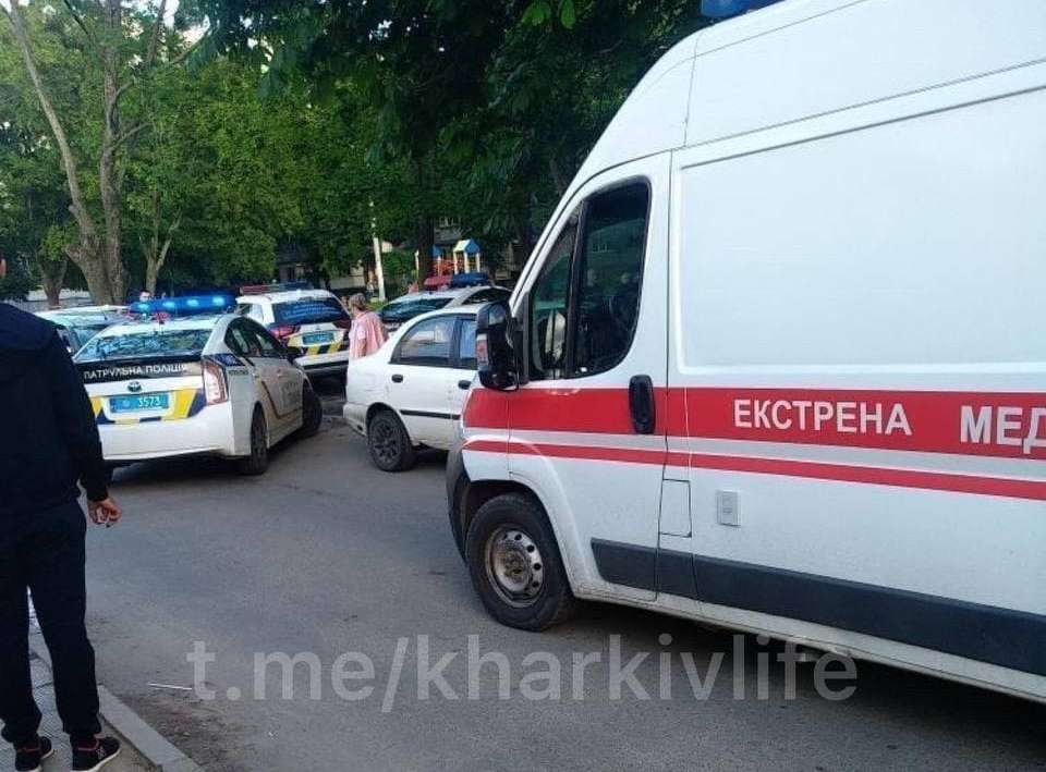 Двор оградили лентой: в спальном районе Харькова задержали неадекватного мужчину (фото, видео, дополнено)