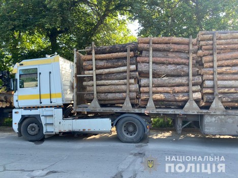На Харьковщине обнаружили подозрительные грузовики (фото)