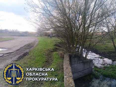 На Харьковщине осужденные загрязняют реку (фото)