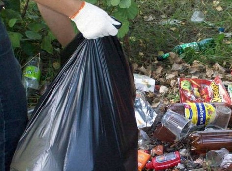 Более 60 тонн мусора достали из реки под Харьковом (видео)