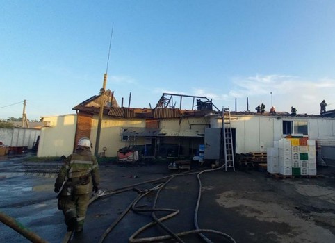 Здание выгорело дотла: масштабный пожар под Харьковом (фото)