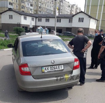 Авария под Харьковом: мужчина "залетел" на капот автомобиля (фото, видео)