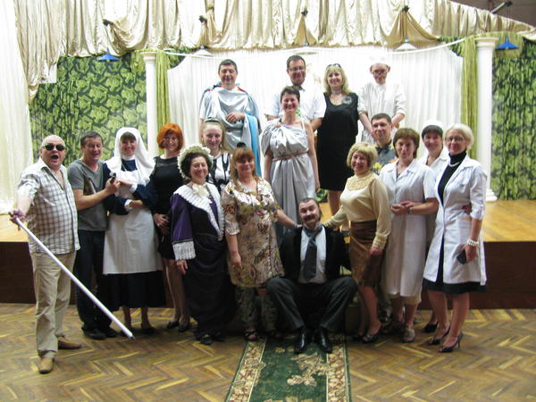 Врачевание души. В Харькове работает театр с актерами в белых халатах (фото)