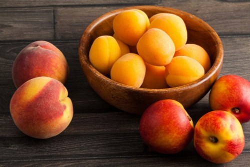 Сезонные фрукты: по какой цене в Харькове продают абрикосы, сливы и персики