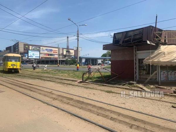 На ходу отлетел токоприемник: в Харькове трамвай врезался в киоск (фото, видео)