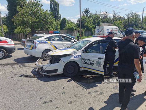 В Харькове правоохранители попали в серьезную аварию: одного забрали на скорой (фото, видео)