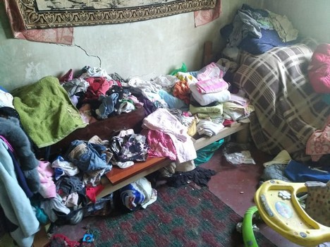 Грязь и разбросанные вещи: на Харьковщине детей отобрали у родителей (фото)