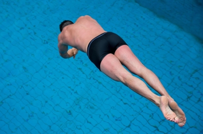 Прыгнул «щучкой» в бассейн: на Харьковщине у мужчины прямо в воде остановилось сердце