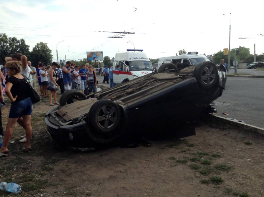 Харьков в XXI веке. 13 июля - на Салтовке автомобиль вылетел на остановку и насмерть сбил женщину