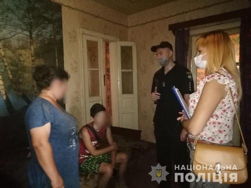 Под Харьковом мужчина вызвал полицию в соседский дом из-за жалости к подростку (фото)