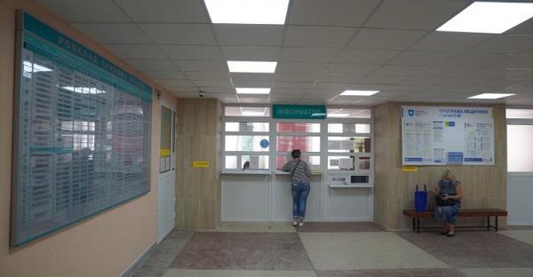 В Харькове облагородили вход и холл городской поликлиники (фото)