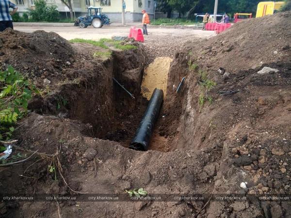 В одном из районов Харькова массово меняют водопроводные сети