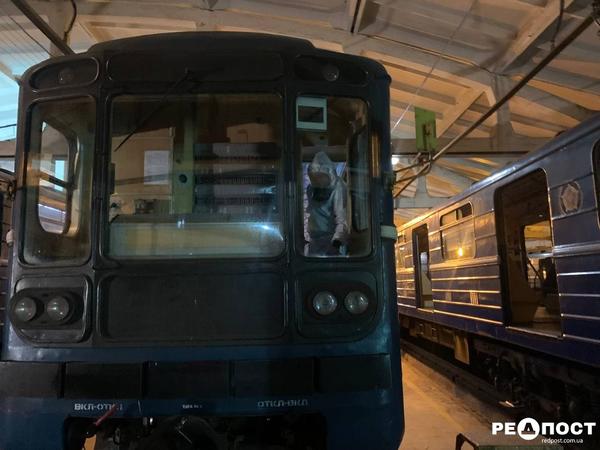 Дезинфекция и мойка: в Харькове показали, как приводят в порядок вагоны метро (фото)