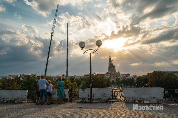 Более ста метров в высоту. В Харькове заканчивают монтировать огромный флагшток (фото)