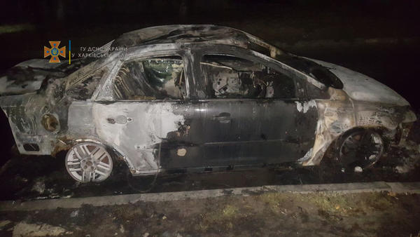 Пламя было видно издалека. Мужчине из Харькова сожгли машину (фото, видео)