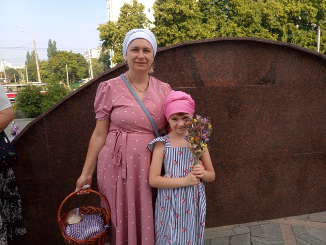Яблоки, мед, травы и пирожки. Харьковчане семьями готовились к празднику (фото, видео)