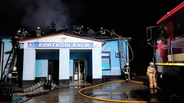 Крупный пожар на вокзале в Харькове: подробности от спасателей (фото, видео)