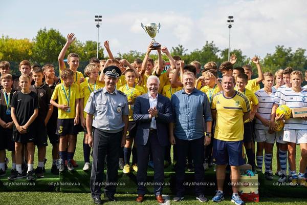 Юные футболисты из Харькова выиграли главный трофей всеукраинского турнира (фото)