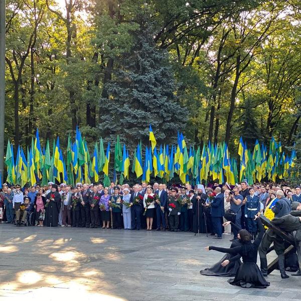 В Харькове к памятному месту массово несут цветы (фото)