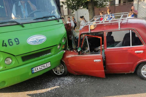 В Харькове машина протаранила маршрутку с пассажирами: есть пострадавшие (фото)