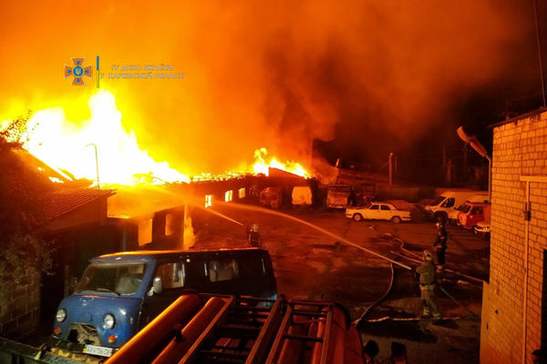 Масштабный пожар под Харьковом: огонь охватил тысячу квадратных метров (фото)