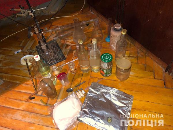 Житель Харькова в своей квартире оборудовал лабораторию (фото)
