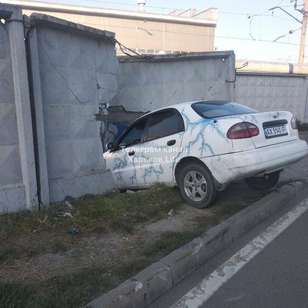 В Харькове автомобиль застрял в заборе (фото)