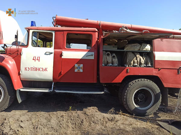 Масштабный пожар на Харьковщине: пламя вплотную подобралось к домам людей (фото)