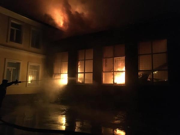 В городе под Харьковом произошел серьезный пожар в школе (фото, видео)