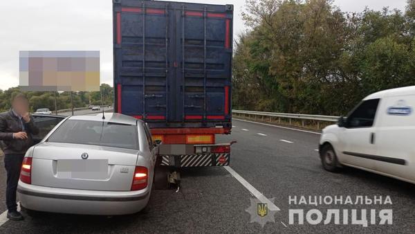 Под Харьковом автомобиль залетел под грузовик (фото)