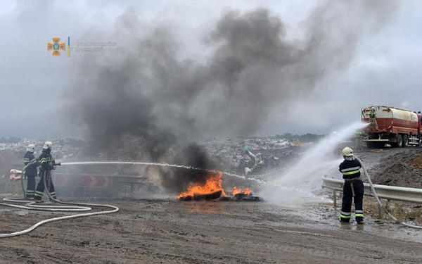 Свалка в дыму. На Дергачевский полигон ТБО съехались десятки спасателей в боевой готовности (фото)