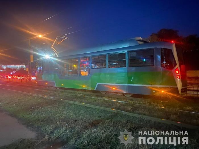 Нерасторопный юноша из Харькова попал под колеса общественного транспорта (фото)