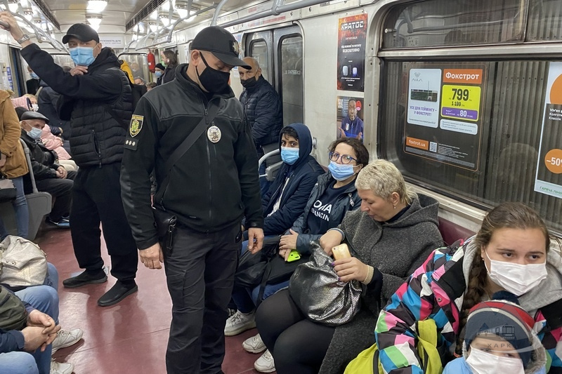 В вагонах метро Харькова охотятся за нарушителями карантинного режима (фото)