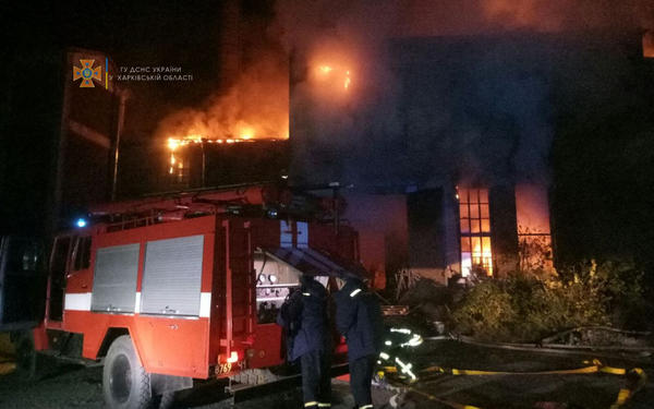 Масштабный пожар в Харькове: для ликвидации спасателям пришлось усилить состав (фото)