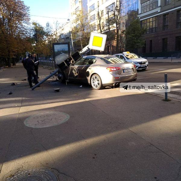 Пьяные иностранцы в Харькове учинили аварию на пешеходном переходе (фото, видео)